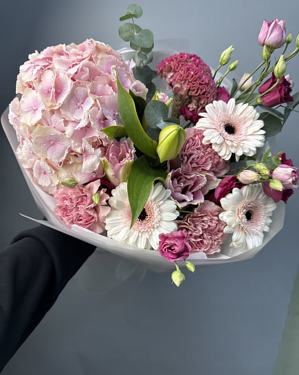 Розовое облако с гортензией и герберами с доставкой по Астане