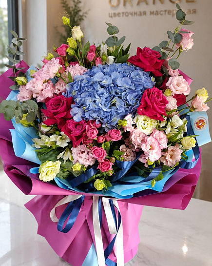 Большой круглый букет с гортензией и розами with delivery to Almaty