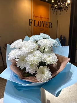 Белый и синий круглый букет хризантем