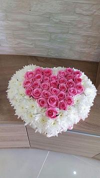 Розы и хризантемы в коробке "Сердцеед"