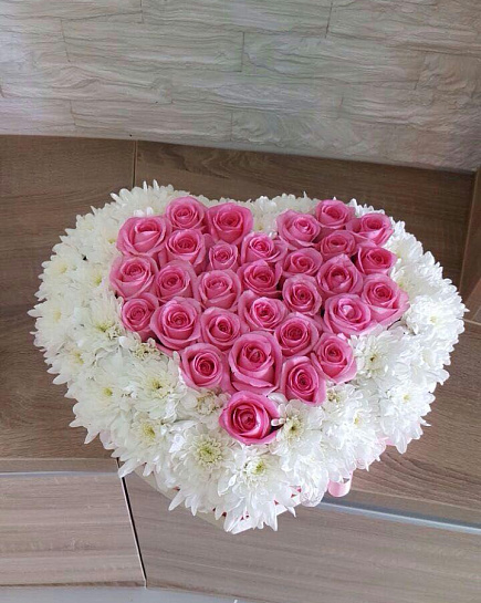 Розы и хризантемы в коробке "Сердцеед" с доставкой по Шымкенте