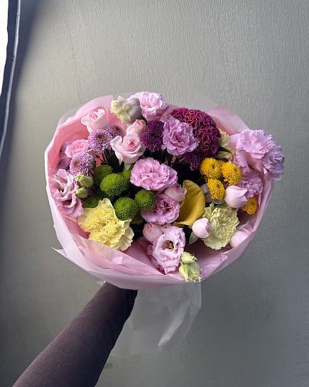 Круглый букет из розовых роз и эустом with delivery to Astana