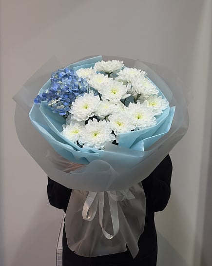 Бело-синяя гармония с хризантемами с доставкой по Астане