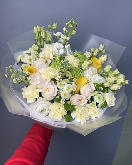 Светлый букет с розами и ранункулюсом с доставкой по Астане