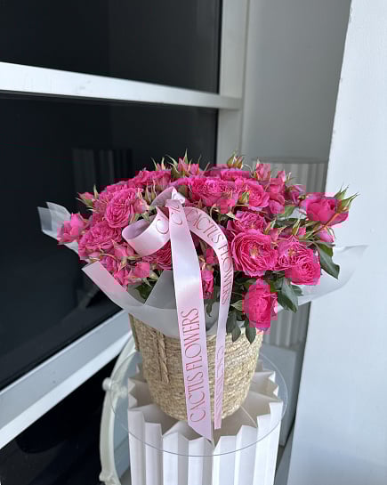 Розовое очарование в плетеной корзине с доставкой по Астане