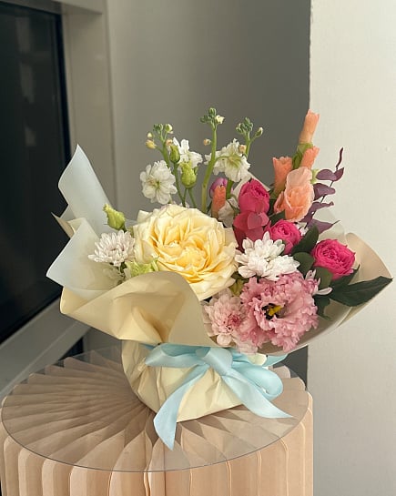 Маленький круглый букет с розами with delivery to Astana