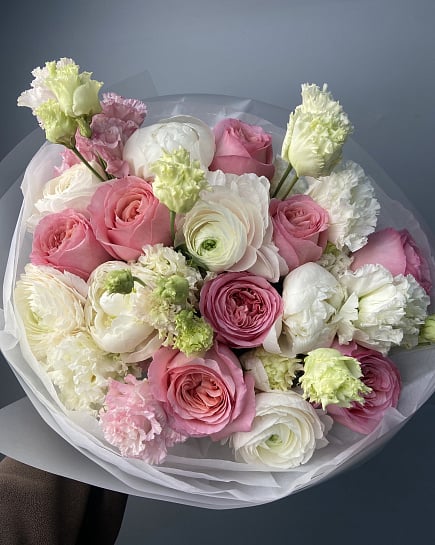 Нежный букет из пионовидных роз и ранункулюсов с доставкой по Астане