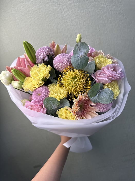Солнечный микс с герберами и хризантемами
