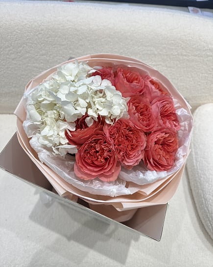 Нежный букет из пионовидных роз и гортензии с доставкой по Астане