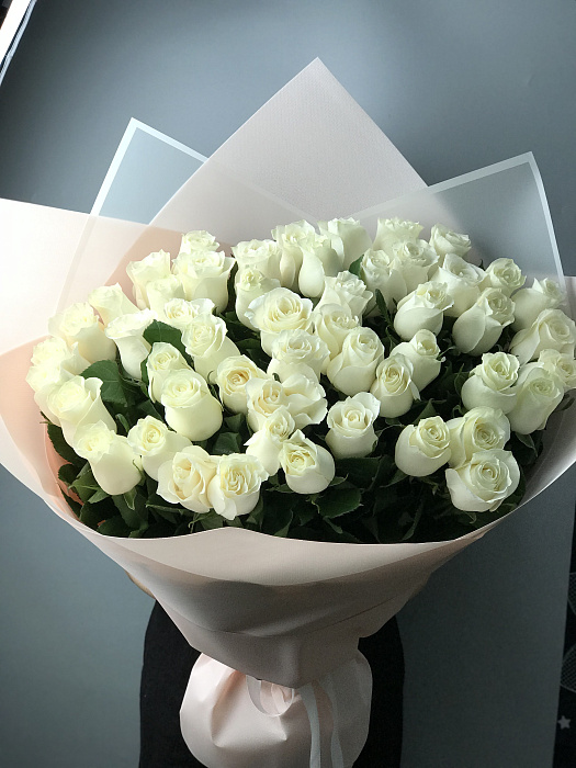 Элегантные высокие белые розы 80 см