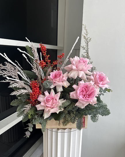 Зимний букет с пионовидными розами и ягодами с доставкой по Астане