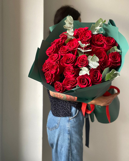 Красные розы 25 шт с эвкалиптом с доставкой по Алматы