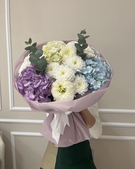 Нежный букет с гортензиями и хризантемами с доставкой по Астане