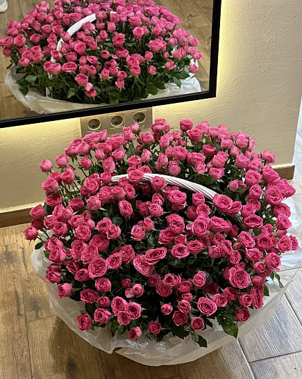 Большая розовая корзина из кустовых роз with delivery to Astana