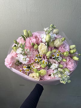 Розово-белый круглый букет с эустомой