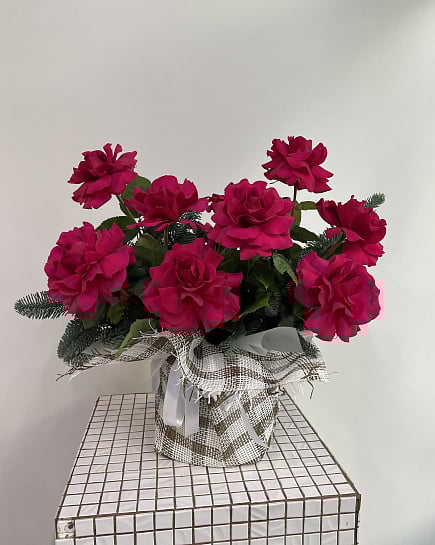 Яркие розы в новогоднем оформлении с доставкой по Астане