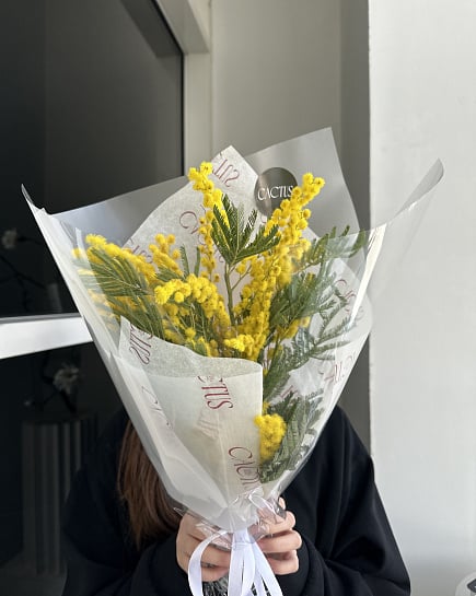 Яркая мимоза в весеннем букете с доставкой по Астане