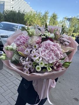 Большой круглый букет с гортензией