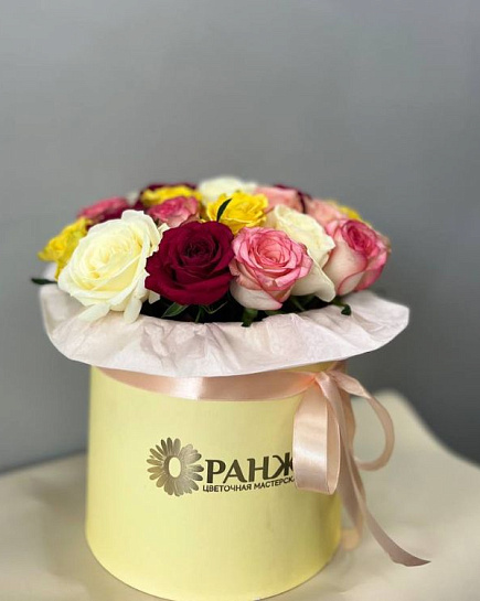 Букет из 25 микс роз в коробке в Алматы с доставкой по Алматы