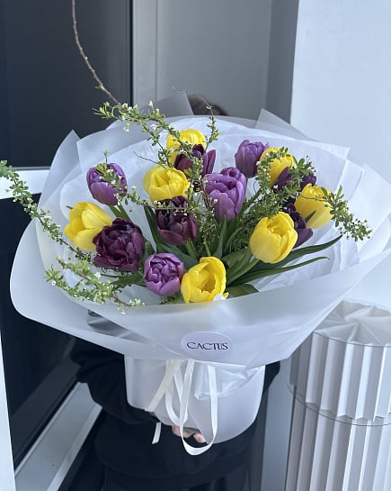 Яркий букет из желтых и фиолетовых тюльпанов с доставкой по Астане
