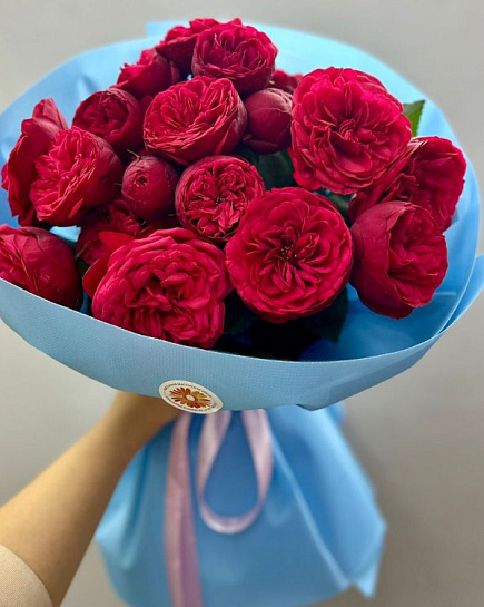 Букет пионовидная красная спрей роза Бомбастик с доставкой по Алматы