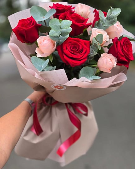 Красные и розовые розы средний букет with delivery to Almaty