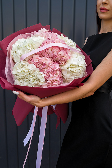 Airy bouquet of 7 hydrangeas