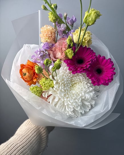 Яркий букет с герберами и ранункулюсом с доставкой по Астане