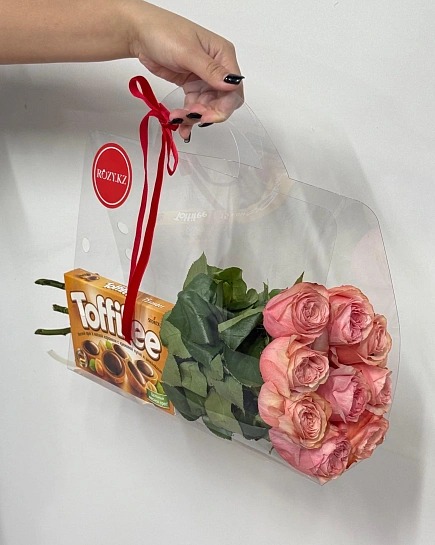 Сумочка из 9 роз и Toffifee  с доставкой по Астане