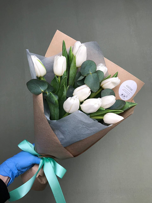 Букет 15 белых тюльпанов