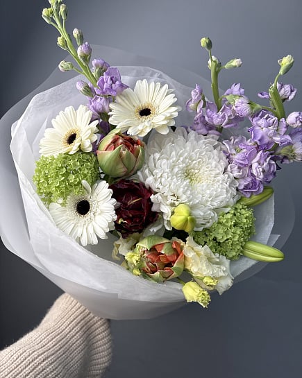 Яркий букет из гербер, хризантем и пионовидных тюльпанов с доставкой по Астане