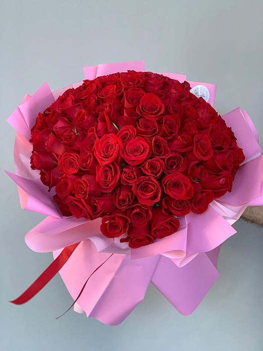 101 роза красная 50 см в оформлении 