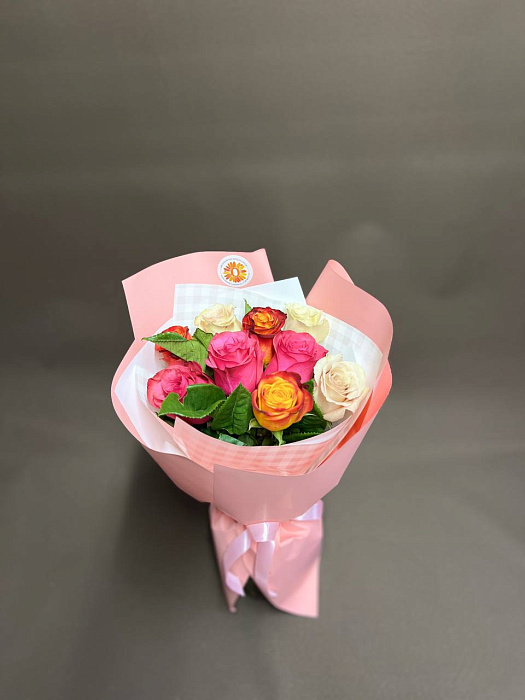 Bouquet of 9 Dutch mix roses