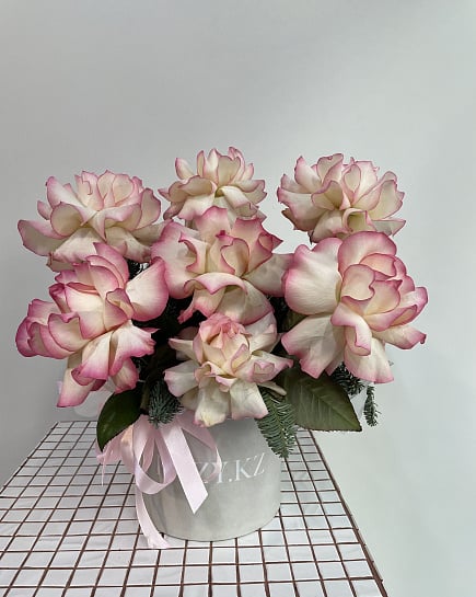 Нежные пионовидные розы с нобилисом с доставкой по Астане