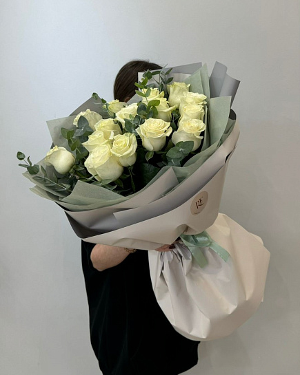 Bouquet of roses with eucalyptus with delivery to Kostanay.