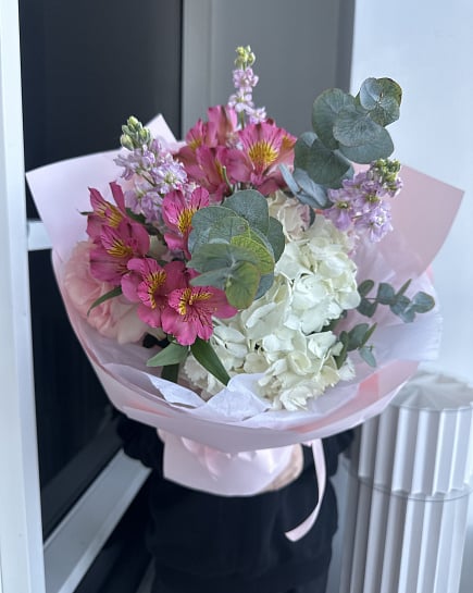 Нежный букет с альстромерией и гортензией с доставкой по Астане