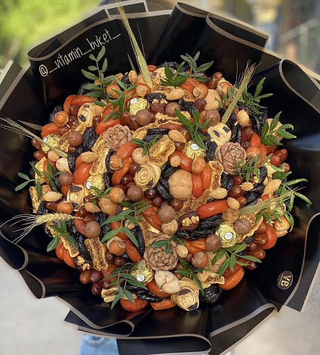 Bouquet of dried fruits and nuts