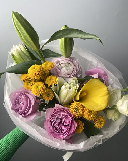 Букет из пионовидных роз и желтых хризантем с доставкой по Астане