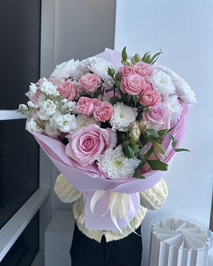 Нежный букет из кустовых роз и маттиолы с доставкой по Астане