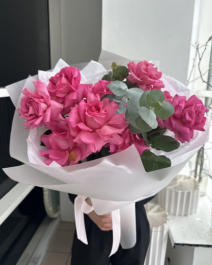 Пышный букет из розовых роз и эвкалипта с доставкой по Астане