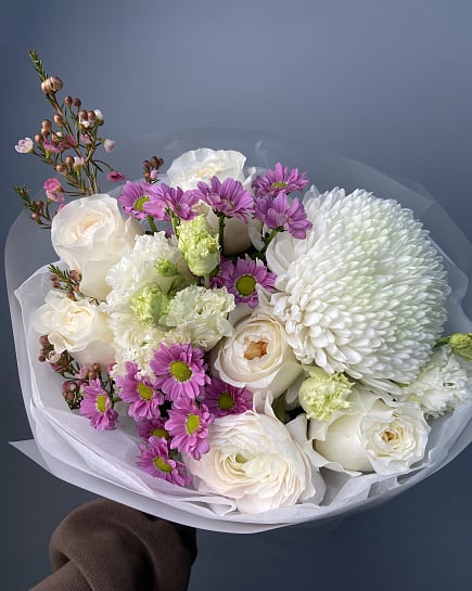 Бело-фиолетовая композиция с розами и хризантемами с доставкой по Астане