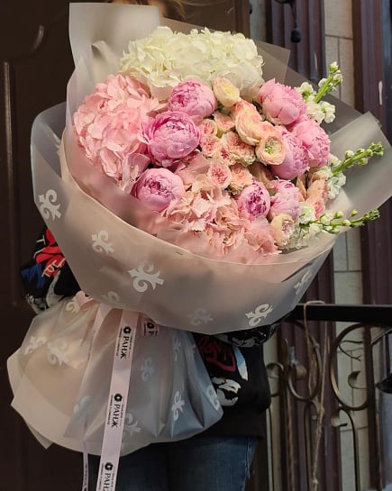 Зефирное облако из пионовидных роз и гортензий with delivery to Almaty