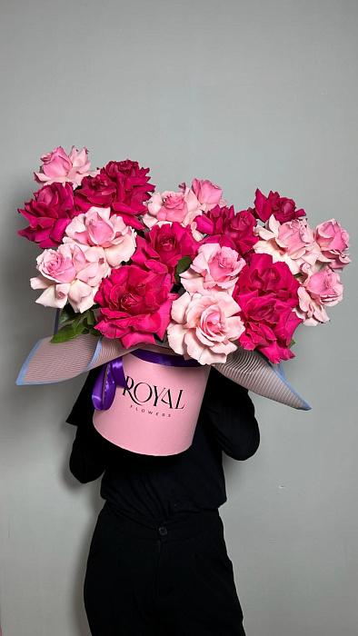19 French roses in a box
