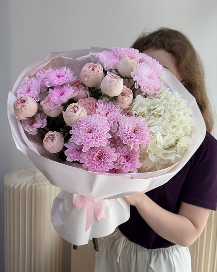 Зефирное облако из пионовидных роз и гортензии with delivery to Astana