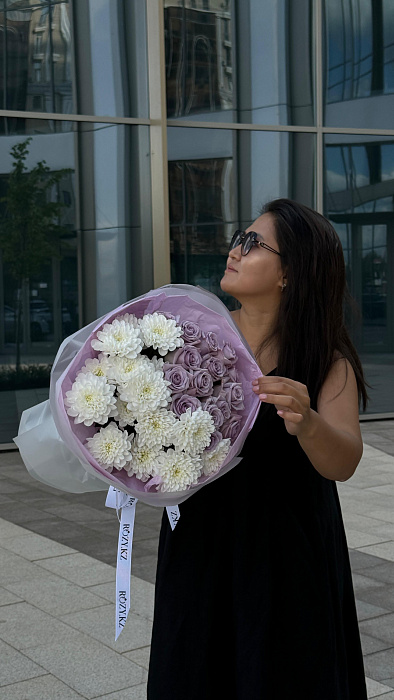 Bouquet of delicate chrysanthemums and roses