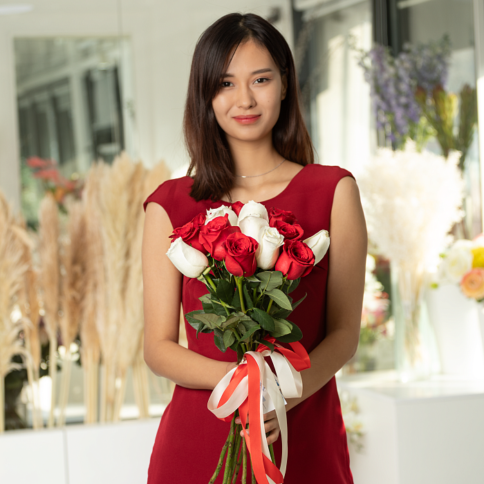Bouquet of 15 red and white roses