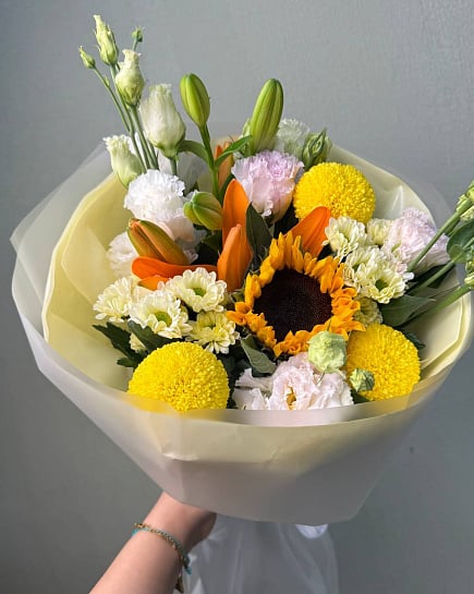 Круглый букет с подсолнухом хризантемами лилиями with delivery to Astana