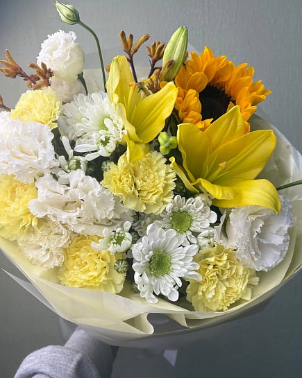 Желтый букет с подсолнухом и лилиями with delivery to Astana