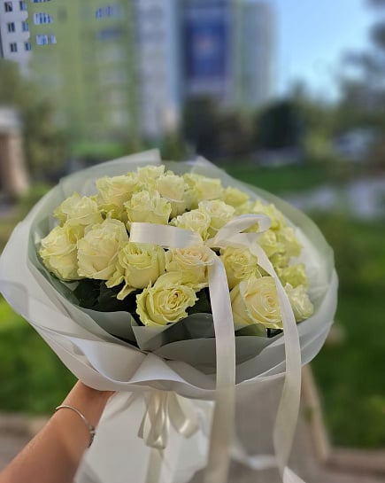 Белые розы круглый средний букет with delivery to Almaty