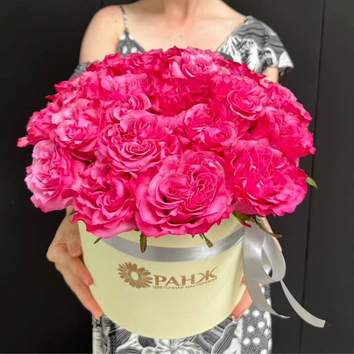 Bouquet of 25 peony pink roses in a box